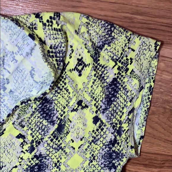 Kenneth Cole cropped yellow reptile t-shirt , M - Picture 3 of 5